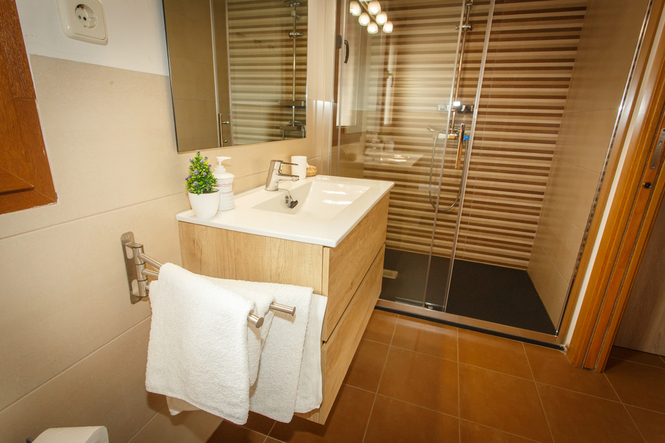 BAÑO 2 CAMAS